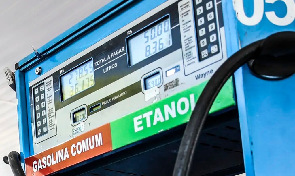 Petrobras reduz preço da gasolina em 4,9% a partir de terça-feira